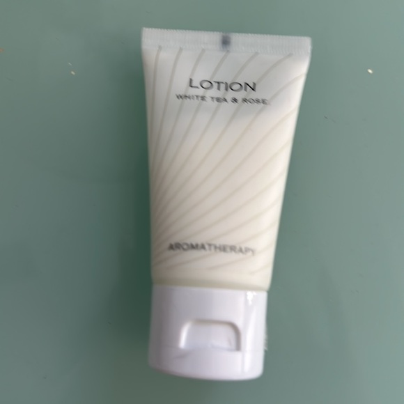 Aromatherapy White Tea & Rose Shampoo, Conditioner, BodyWash, Lotion & Soap 40ml - Picture 5 of 6